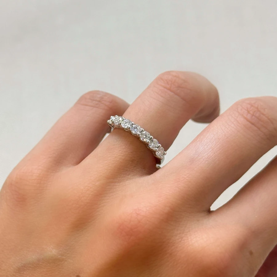 obraczka-z-siedmioma-moissanitami-0-7ct-szlif-brylantowy-na-palcu-bok-srebro-bangle-hariets.jpg