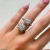 pierscionek-halo-moissanit-1ct-szlif-brylantowy-na-palcu-porownanie-srebro-elegance-hariets.jpg