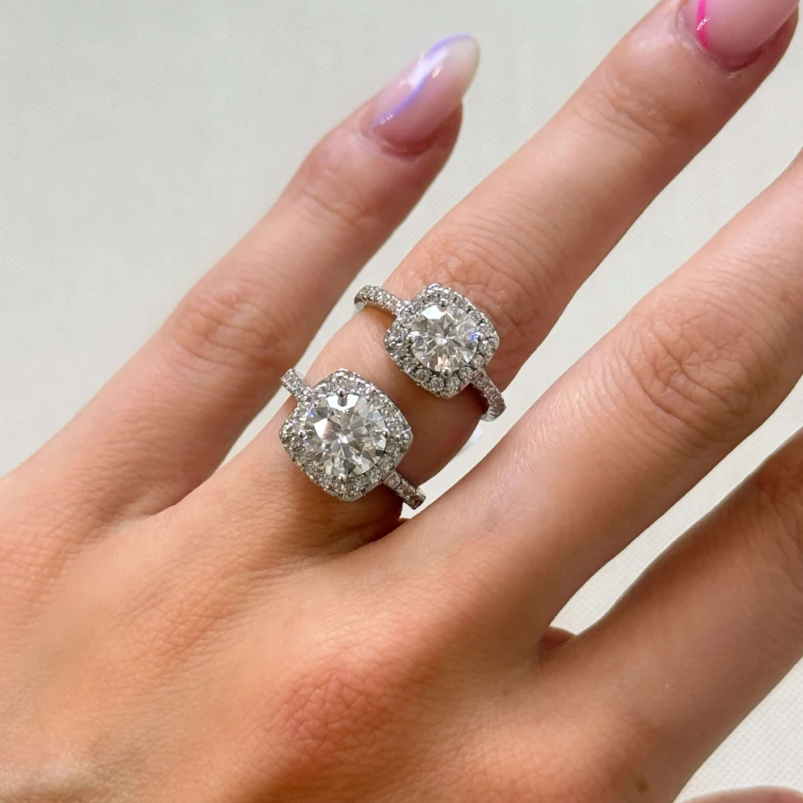 pierscionek-halo-moissanit-1ct-szlif-brylantowy-na-palcu-porownanie-srebro-elegance-hariets.jpg