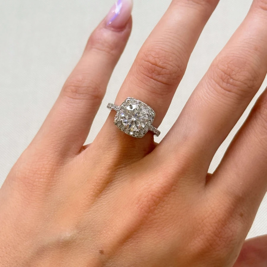 pierscionek-halo-moissanit-2ct-szlif-brylantowy-na-palcu-srebro-elegance-hariets.jpg