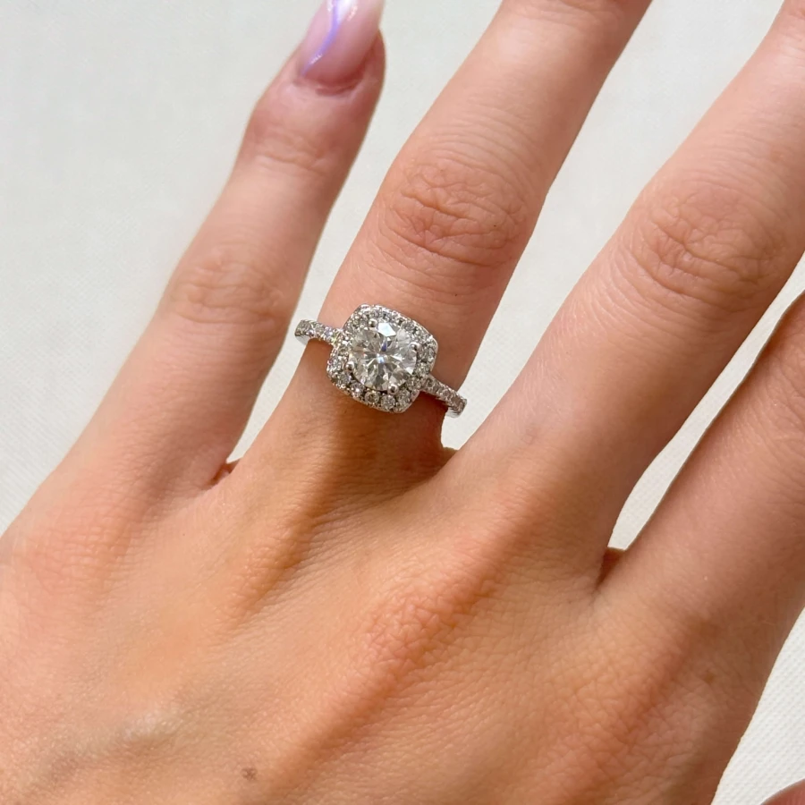 pierscionek-halo-moissanit-1ct-szlif-brylantowy-na-palcu-srebro-elegance-hariets.jpg
