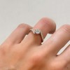 pierscionek-pave-moissanit-0-5ct-szlif-brylantowy-na-palcu-bok-srebro-shimmer-hariets.JPG
