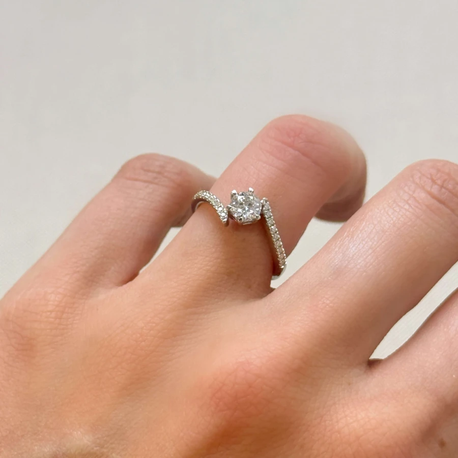 pierscionek-pave-moissanit-0-5ct-szlif-brylantowy-na-palcu-bok-srebro-shimmer-hariets.JPG