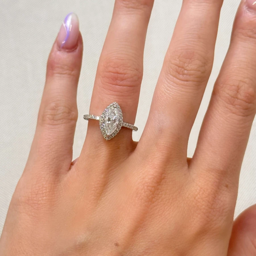 pierscionek-halo-moissanit-1ct-szlif-markiza-na-palcu-srebro-ivory-hariets.jpg