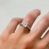 pierscionek-pave-moissanit-1ct-szlif-radiant-na-palcu-bok-srebro-venice-hariets.jpg