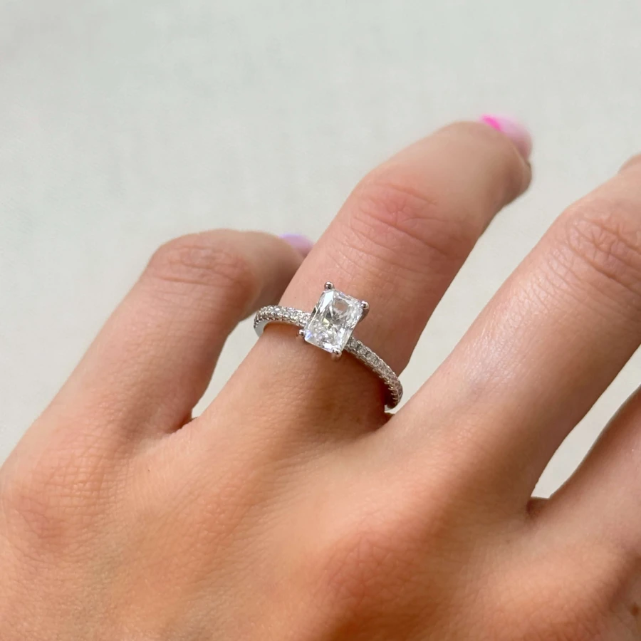 pierscionek-pave-moissanit-1ct-szlif-radiant-na-palcu-bok-srebro-venice-hariets.jpg