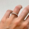 obraczka-eternity-z-moissanitami-1ct-szlif-brylantowy-na-palcu-bok-srebro-aurelia-hariets.jpg