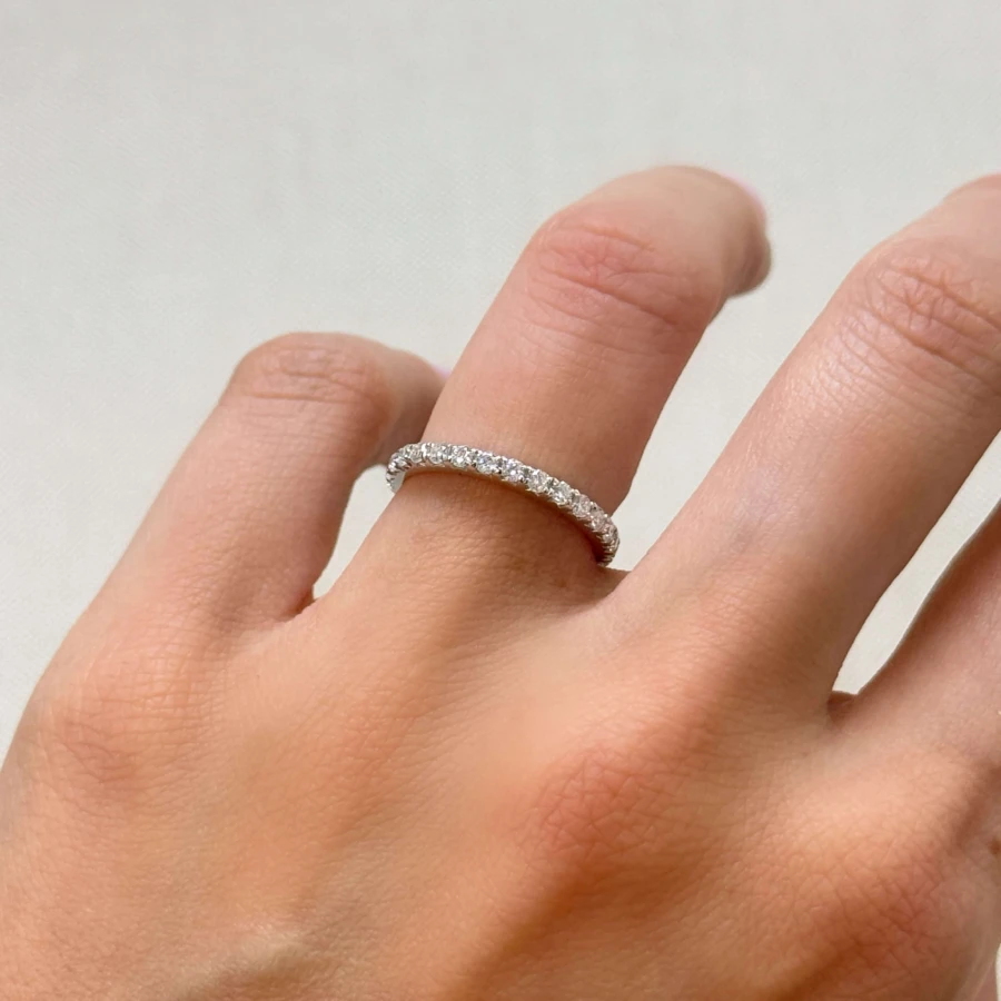 obraczka-eternity-z-moissanitami-1ct-szlif-brylantowy-na-palcu-bok-srebro-aurelia-hariets.jpg