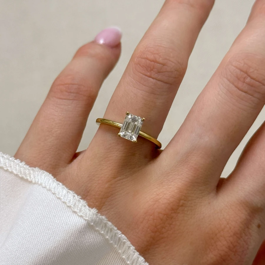 pierscionek-zareczynowy-solitaire-verity-diament-laboratoryjny-1ct-szlif-szmaragdowy-na-palcu-zolte-zloto-hariets.JPG