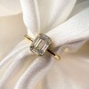 pierscionek-zareczynowy-bezel-diament-laboratoryjny-1ct-szlif-szmaragdowy-zblizenie-zolte-zloto-stellar-hariets.jpg