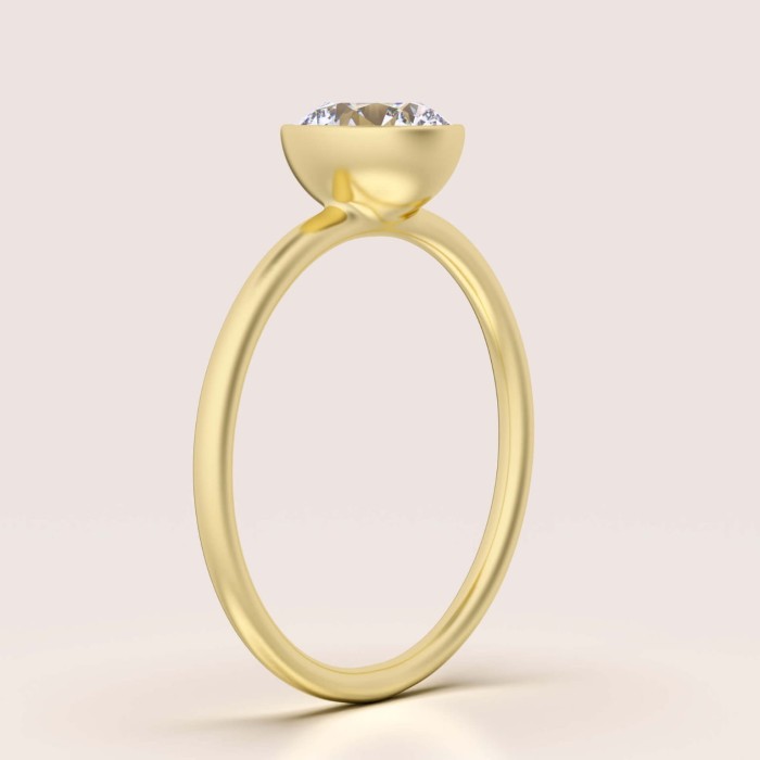 pierscionek-zareczynowy-bezel-hope-diament-laboratoryjny-1ct-szlif-brylantowy-bok-zolte-zloto-hariets..jpg