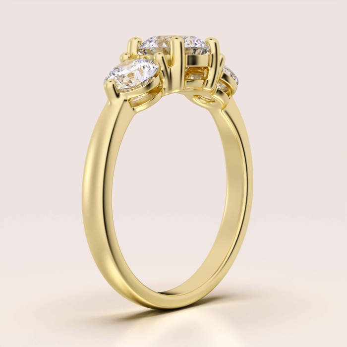 pierscionek-zareczynowy-trinity-diament-laboratoryjny-2ct-szlif-brylantowy-bok-zolte-zloto-trigem-hariets.jpg