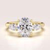 pierscionek-zareczynowy-trinity-seraphina-moissanit-2ct-centralny-szlif-owalny-zolte-zloto-hariets.jpg