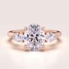 pierscionek-zareczynowy-trinity-seraphina-moissanit-2ct-centralny-szlif-owalny-rozowe-zloto-hariets.jpg