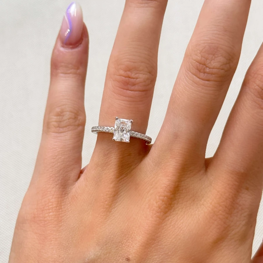 pierscionek-zareczynowy-halo-diament-laboratoryjny-1ct-szlif-radiant-biale-zloto-na-palcu-venice-hariets.jpg