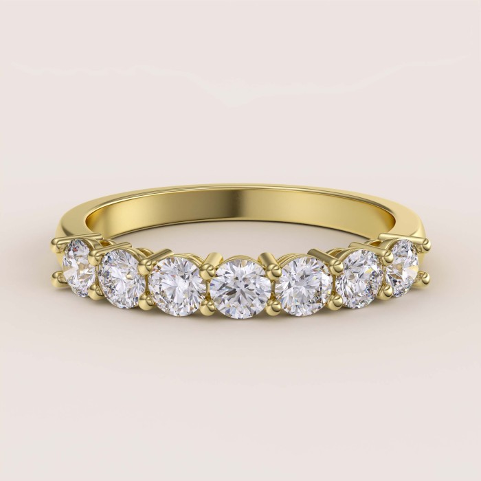 obraczka-z-siedmioma-moissanitami-0-7ct-szlif-brylantowy-zolte-zloto-bangle-hariets.jpg