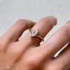 pierscionek-zareczynowy-diament-laboratoryjny-1ct-szlif-markiza-zolte-zloto-na-dloni-bok-giselle-hariets.jpg