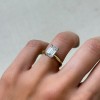 pierscionek-zareczynowy-solitaire-moissanit-2-3ct-szlif-szmaragdowy-zolte-zloto-na-dloni-bok-madeleine-hariets.jpg