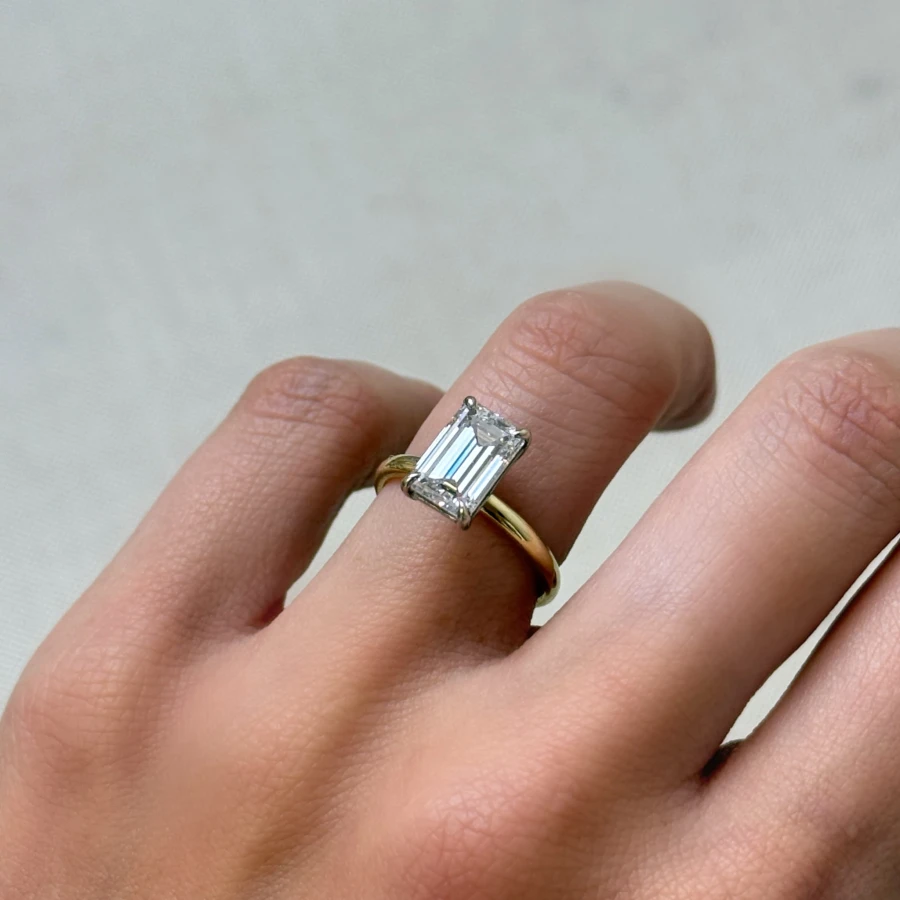 pierscionek-zareczynowy-solitaire-moissanit-2-3ct-szlif-szmaragdowy-zolte-zloto-na-dloni-bok-madeleine-hariets.jpg