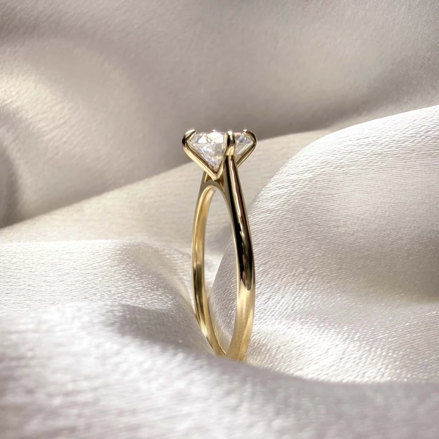 pierscionek-zareczynowy-solitaire-aura-moissanit-0-5ct-szlif-brylatowy-zolte-zloto-zblizenie-bok-hariets.jpg
