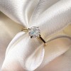 pierscionek-zareczynowy-solitaire-aura-moissanit-0-5ct-szlif-brylatowy-zolte-zloto-zblizenie-hariets.jpg