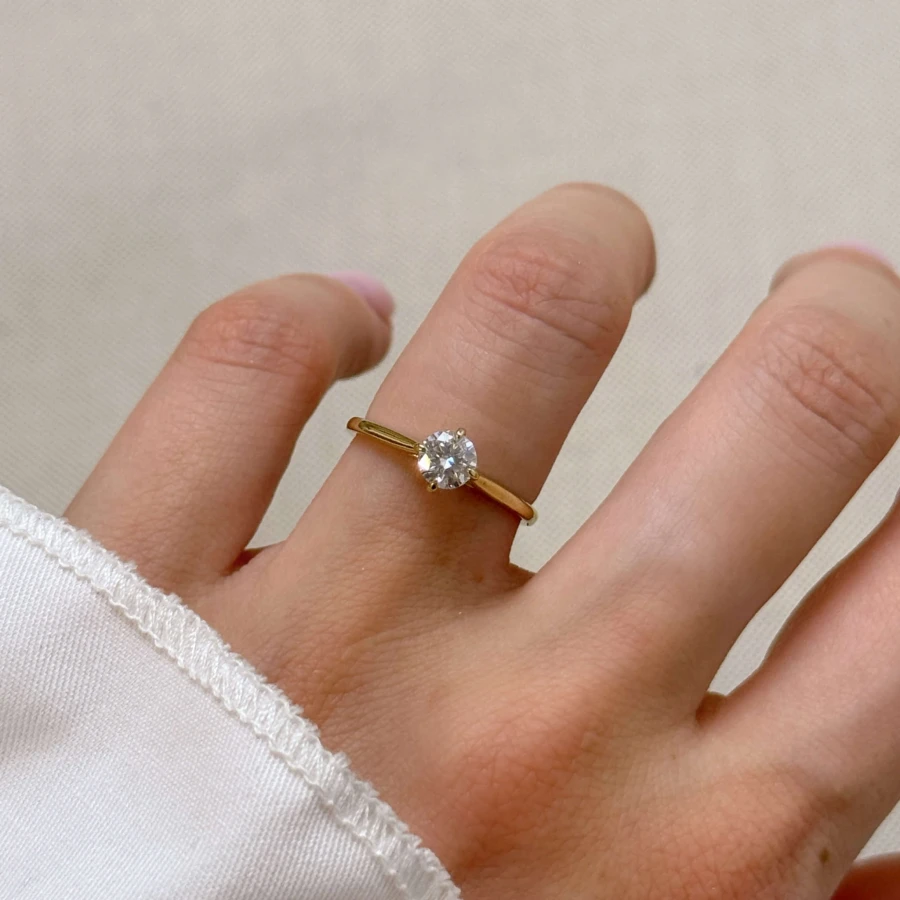 pierscionek-zareczynowy-solitaire-aura-moissanit-0-5ct-szlif-brylatowy-zolte-zloto-na-dloni-hariets.jpg