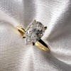 pierscionek-zareczynowy-solitaire-lumiere-moissanit-1-5ct-szlif-gruszka-zblizenie-front-zolte-zloto-hariets.jpg