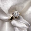 pierscionek-zareczynowy-solitaire-whisper-moissanit-3ct-szlif-brylantowy-zblizenie-front-zolte-zloto-hariets.jpg