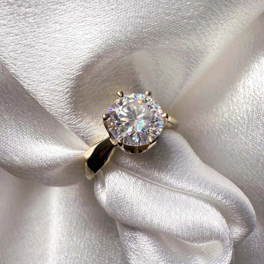 pierscionek-zareczynowy-solitaire-whisper-moissanit-3ct-szlif-brylantowy-zblizenie-front-zolte-zloto-hariets.jpg