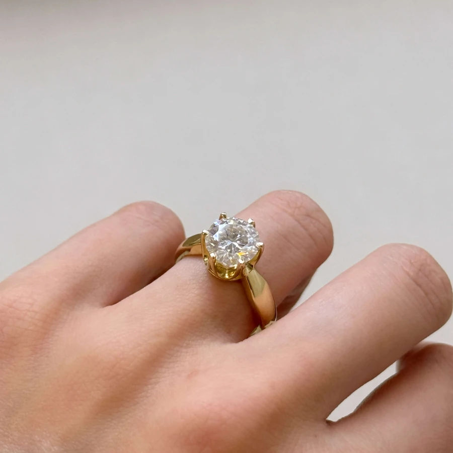 pierscionek-zareczynowy-solitaire-whisper-moissanit-3ct-szlif-brylantowy-na-palcu-bok-zolte-zloto-hariets.jpg