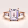 pierscionek-zareczynowy-trinity-moissanit-4ct-szlif-szmaragdowy-rozowe-zloto-florence-hariets.jpg