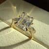 pierscionek-zareczynowy-trinity-moissanit-4ct-szlif-szmaragdowy-zblizenie-front-zolte-zloto-florence-hariets