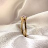 pierscionek-zareczynowy-solitaire-dazzle-moissanit-1ct-szlif-asscher-zolte-zloto-zblizenie-bok-hariets.jpg