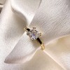pierscionek-zareczynowy-solitaire-dazzle-moissanit-1ct-szlif-asscher-zolte-zloto-zblizenie-hariets.jpg