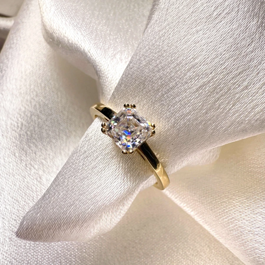 pierscionek-zareczynowy-solitaire-dazzle-moissanit-1ct-szlif-asscher-zolte-zloto-zblizenie-hariets.jpg
