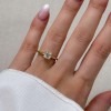 pierscionek-zareczynowy-solitaire-dazzle-moissanit-1ct-szlif-asscher-zolte-zloto-na-palcu-hariets.jpg