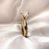 pierscionek-zareczynowy-moissanit-2ct-szlif-asscher-zolte-zloto-zblizenie-bok-vivid-hariets.jpg