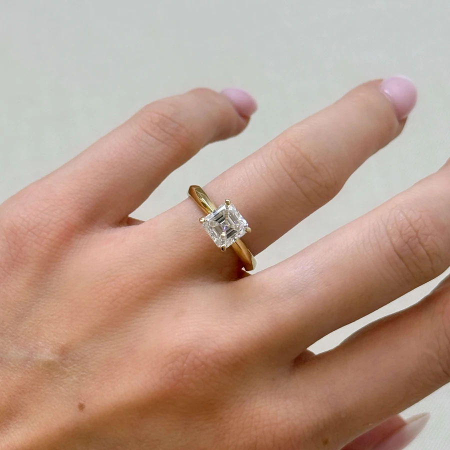 pierscionek-zareczynowy-moissanit-2ct-szlif-asscher-zolte-zloto-na-palcu-vivid-hariets.jpg