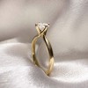 pierscionek-zareczynowy-solitaire-bloom-moissanit-0-6ct-szlif-brylantowy-zblizenie-bok-zolte-zloto-hariets.jpg