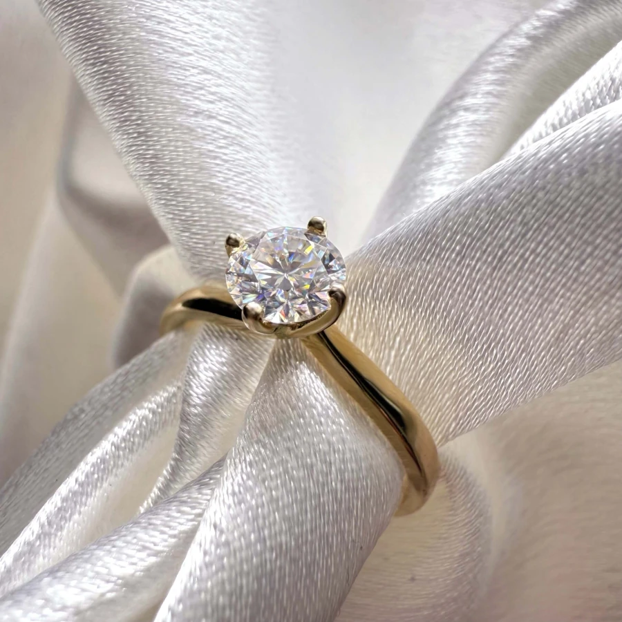 pierscionek-zareczynowy-solitaire-bloom-moissanit-0-6ct-szlif-brylantowy-zblizenie-front-zolte-zloto-hariets.jpg.jpg