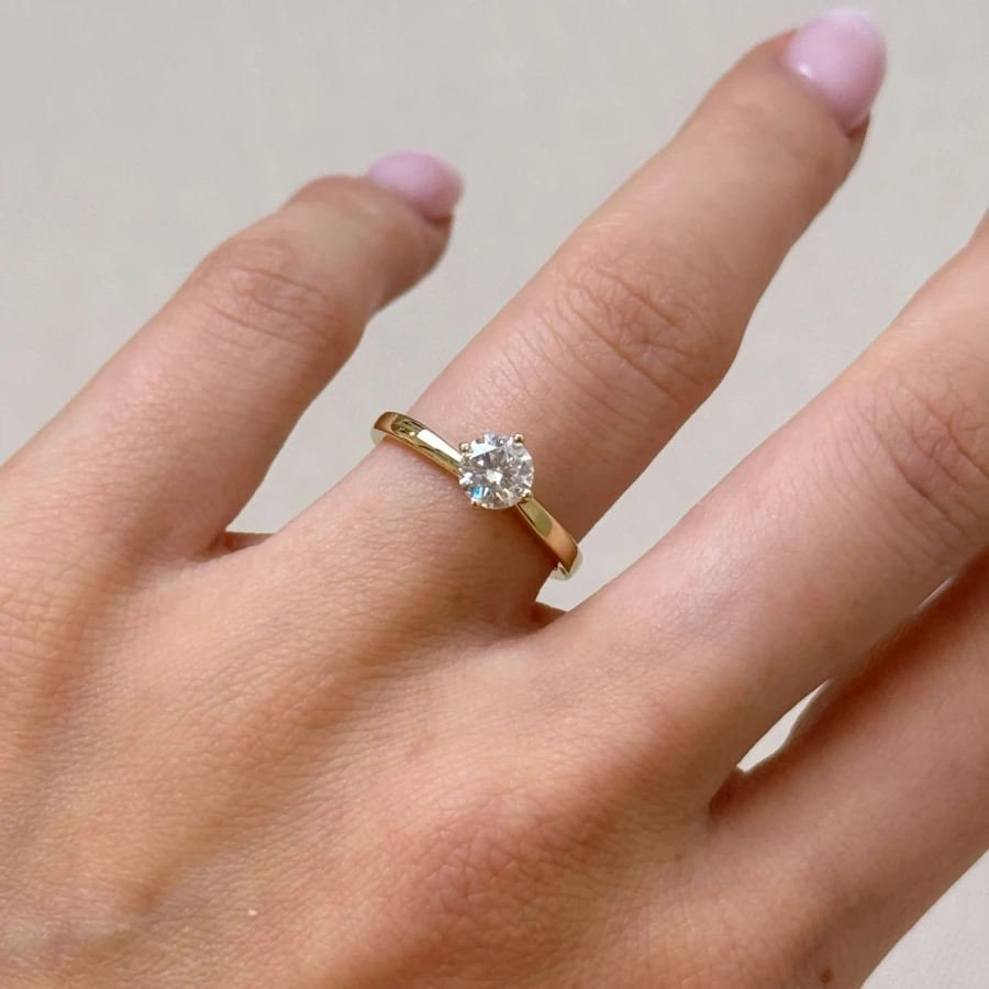 pierscionek-zareczynowy-solitaire-bloom-moissanit-0-6ct-szlif-brylantowy-na-palcu-zolte-zloto-hariets.jpg