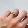 pierscionek-zareczynowy-solitaire-bloom-moissanit-3ct-szlif-brylantowy-na-palcu-bok-zolte-zloto-hariets.JPG