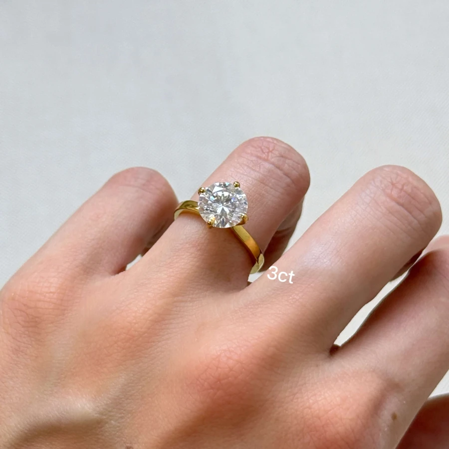 pierscionek-zareczynowy-solitaire-bloom-moissanit-3ct-szlif-brylantowy-na-palcu-bok-zolte-zloto-hariets.JPG