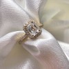 pierscionek-zareczynowy-halo-stardust-moissanit-1ct-szlif-szmaragdowy-zblizenie-front-zolte-zloto-hariets.jpg