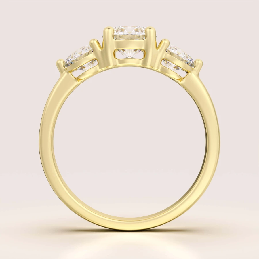 pierscionek-zareczynowy-trinity-moissanit-2ct-szlif-brylantowy-front-zolte-zloto-trigem-hariets.jpg