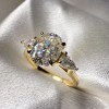 pierscionek-zareczynowy-trinity-seraphina-moissanit-2ct-centralny-szlif-owalny-zblizenie-front-zolte-zloto-hariets.jpg