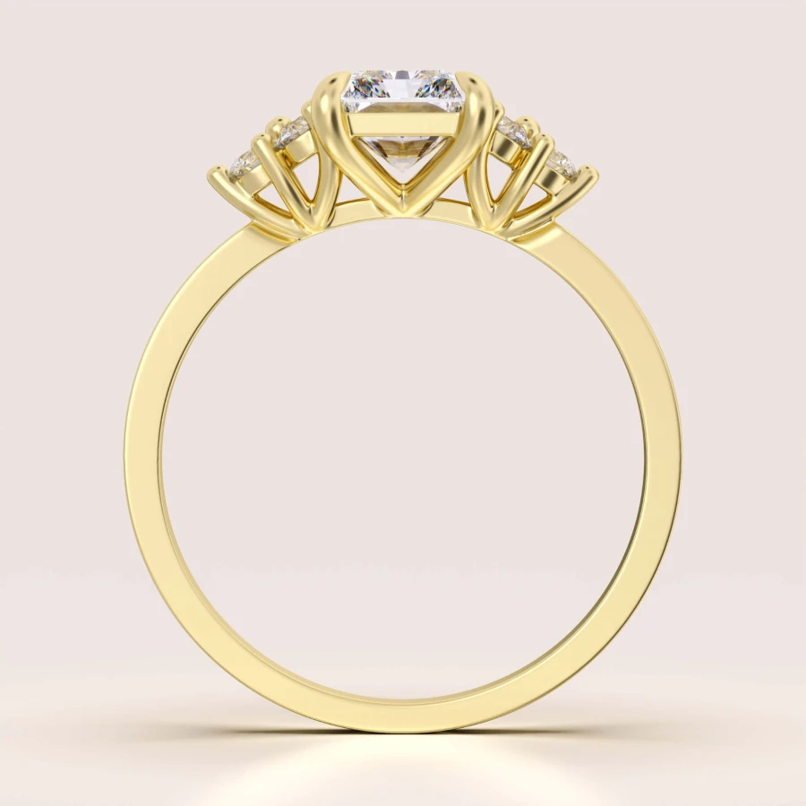 pierscionek-zareczynowy-trinity-moissanit-1ct-szlif-radiant-front-zolte-zloto-legacy-hariets.jpg