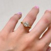 pierscionek-zareczynowy-trinity-moissanit-1ct-szlif-radiant-na-palcu-zolte-zloto-legacy-hariets..JPG