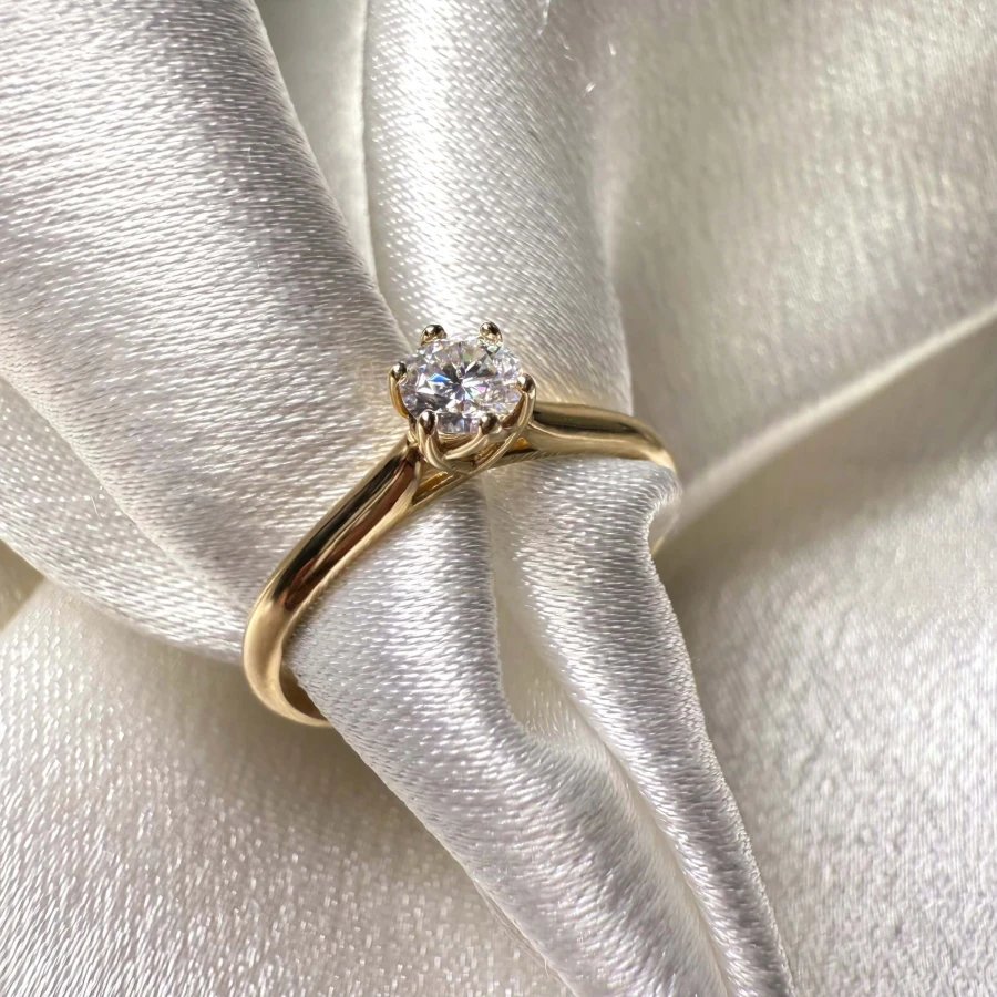 pierscionek-zareczynowy-solitaire-soleil-moissanit-0-3ct-szlif-brylantowy-zblizenie-zolte-zloto-hariets.jpg