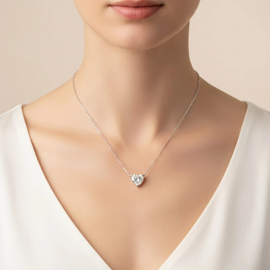 naszyjnik-z-moissanitem-w-szlifie-serce-1ct-biale-zloto-na-modelce-hariets.jpg